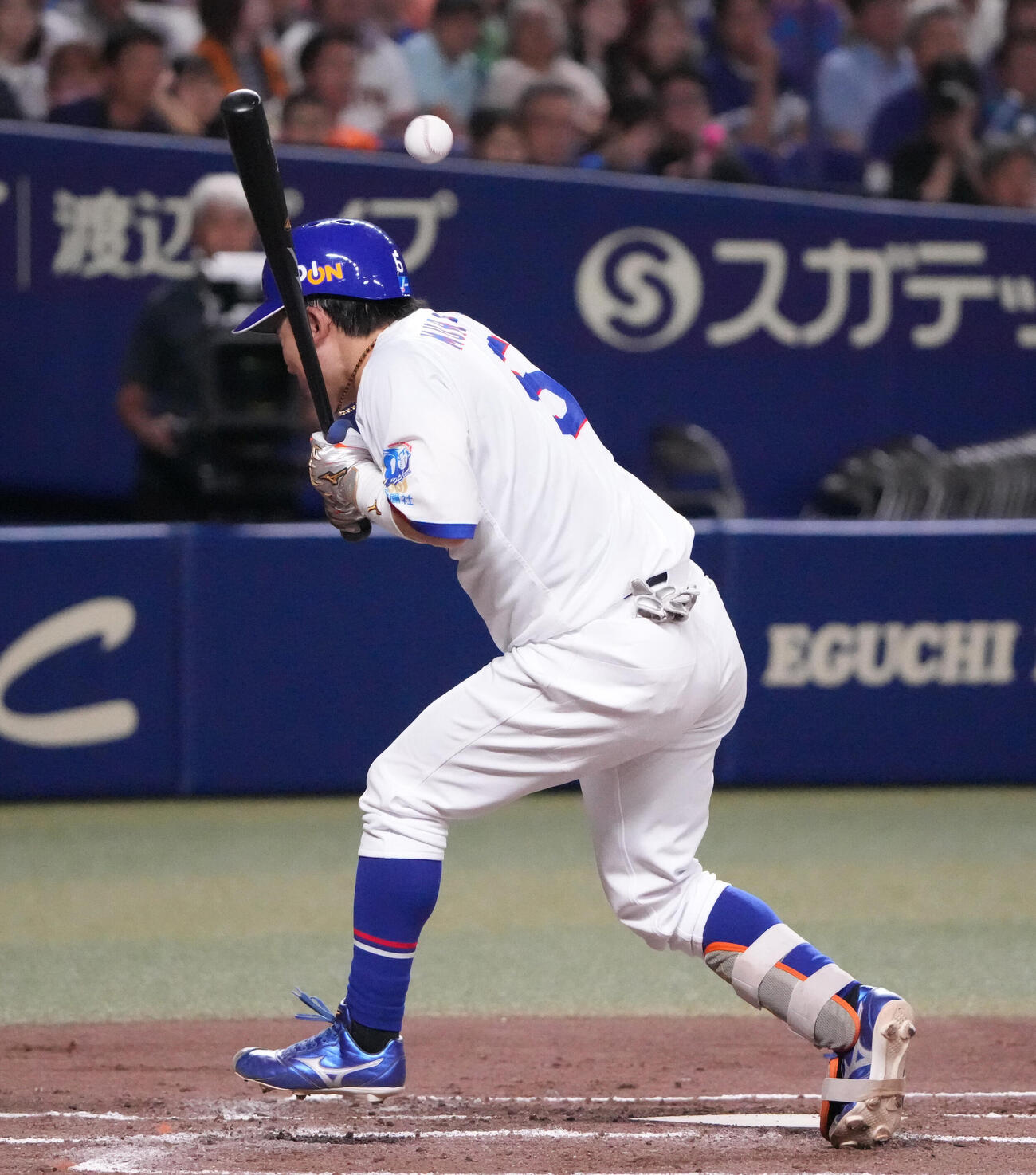 中日対巨人　1回裏中日1死、死球を受ける村松開人（撮影・森本幸一）