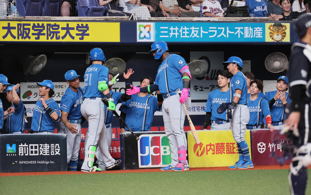 オリックス対日本ハム　5回表日本ハム1死二、三塁、清宮幸太郎は先制犠飛を放ちナインに迎えられる（撮影・宮崎幸一）