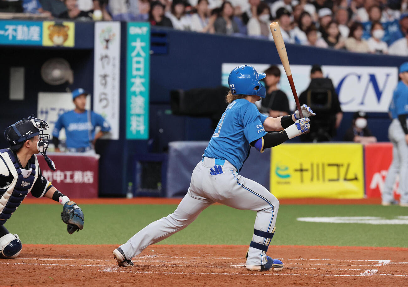 オリックス対日本ハム　5回表日本ハム2死二塁、水野達稀は適時二塁打を放つ（撮影・宮崎幸一）