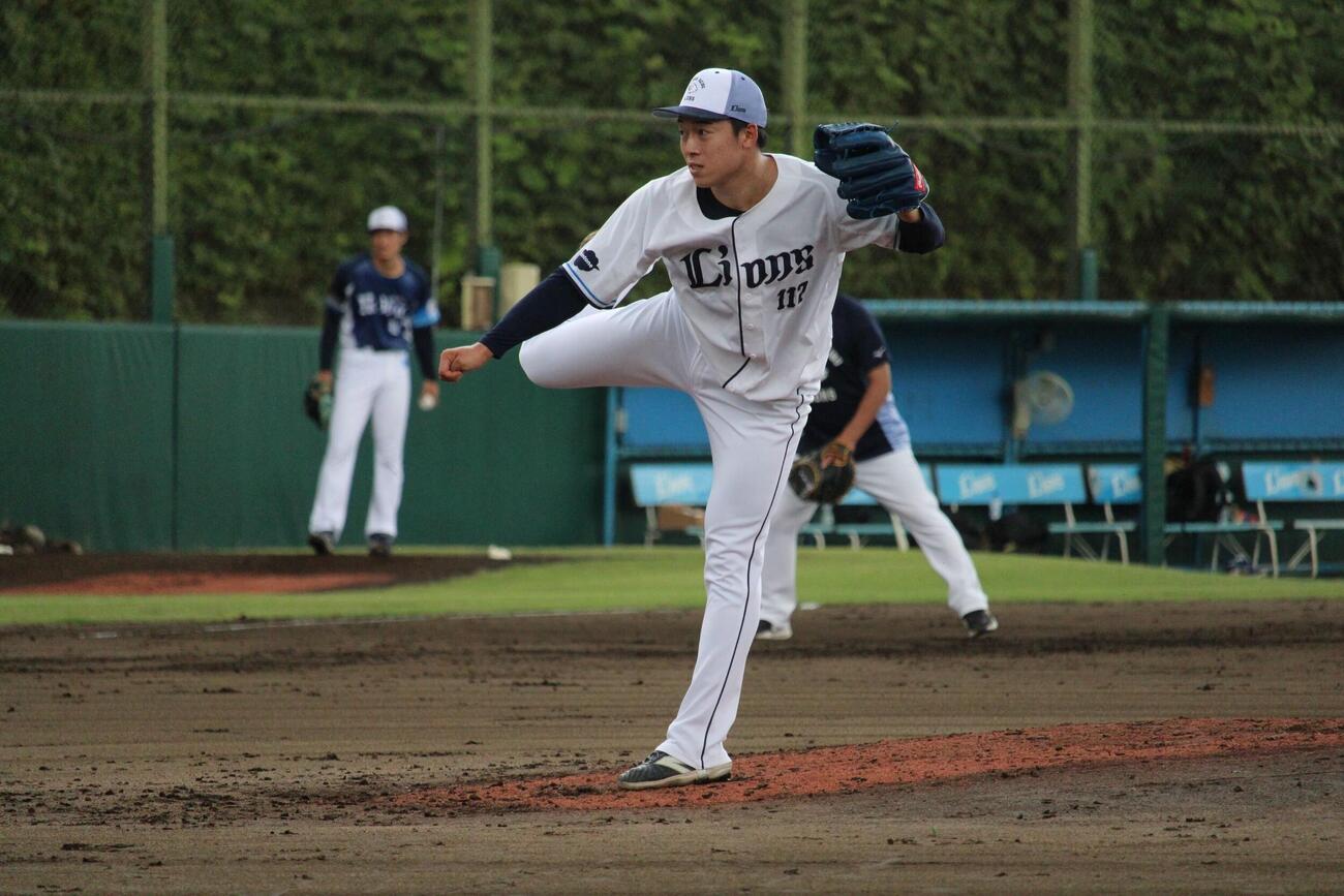 ライブBPに登板する西武宮沢太成（撮影・金子真仁）