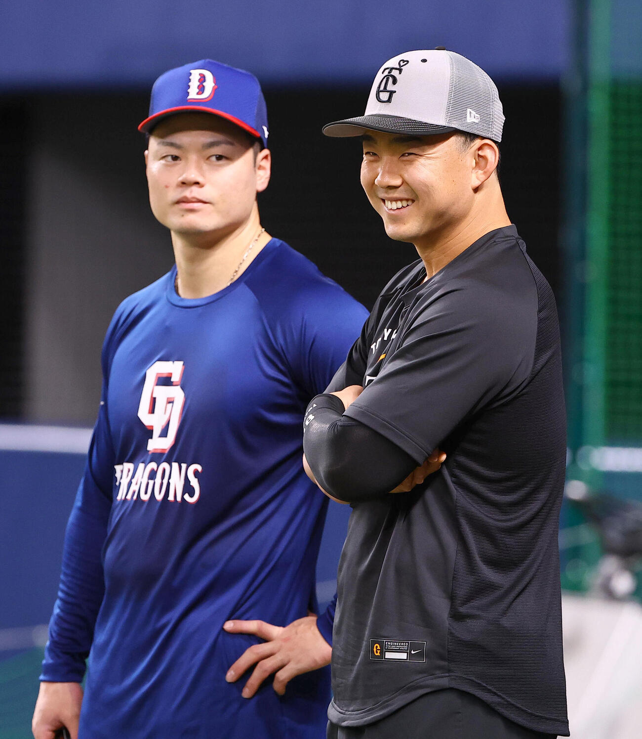 中日対巨人　細川成也（左）と談笑する小笠原慎之介（撮影・上田博志）