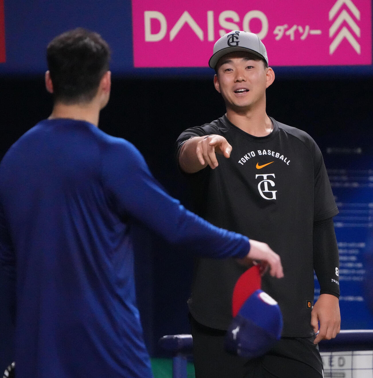 中日対巨人　試合前、巨人の小笠原慎之介（右）は中日の細川成也と言葉を交わす（撮影・森本幸一）