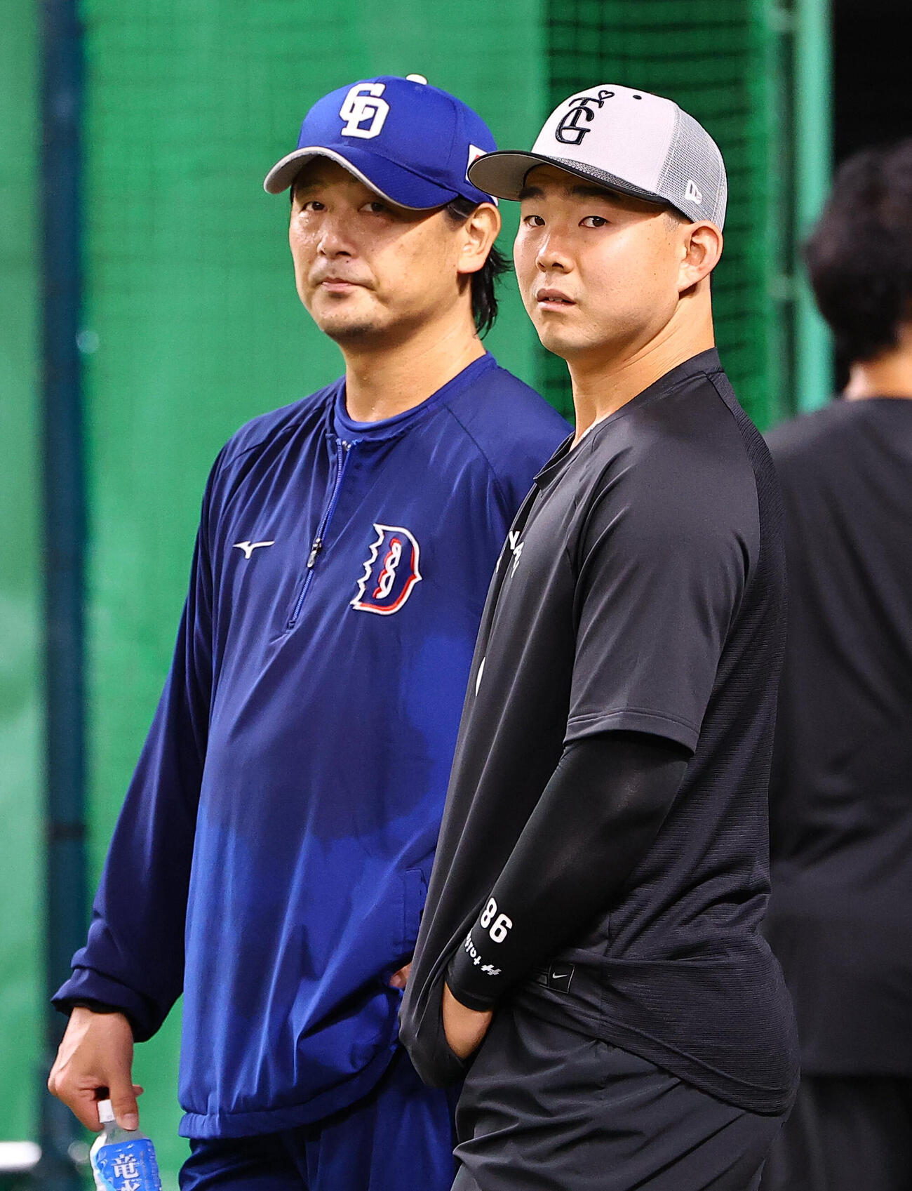 中日対巨人　涌井秀章（左）と話をする小笠原慎之介（撮影・上田博志）