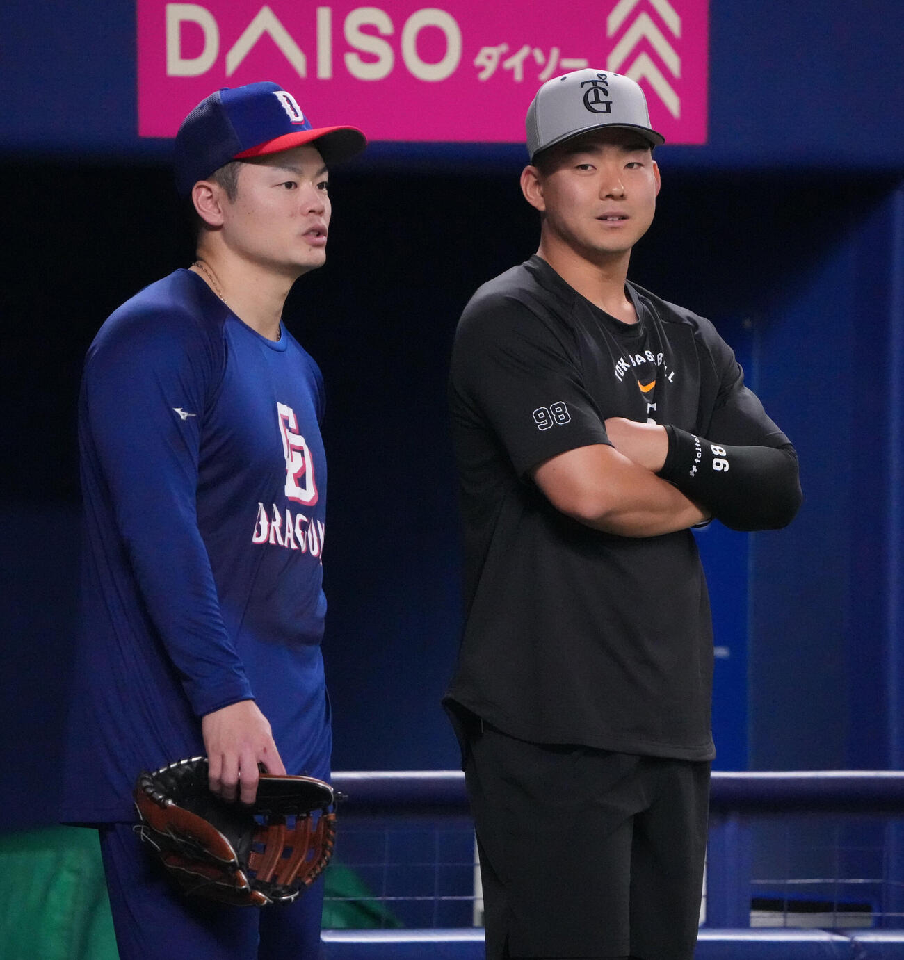 中日対巨人　試合前、巨人の小笠原慎之介（右）は中日の細川成也と言葉を交わす（撮影・森本幸一）