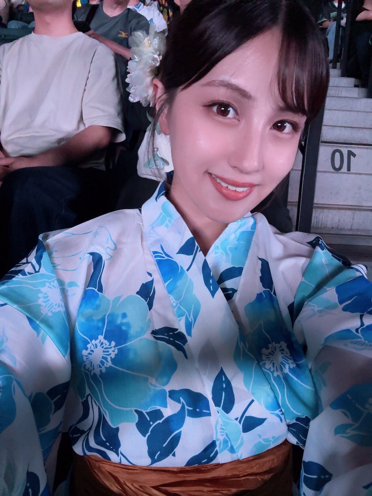 浴衣姿で観戦する花咲楓香