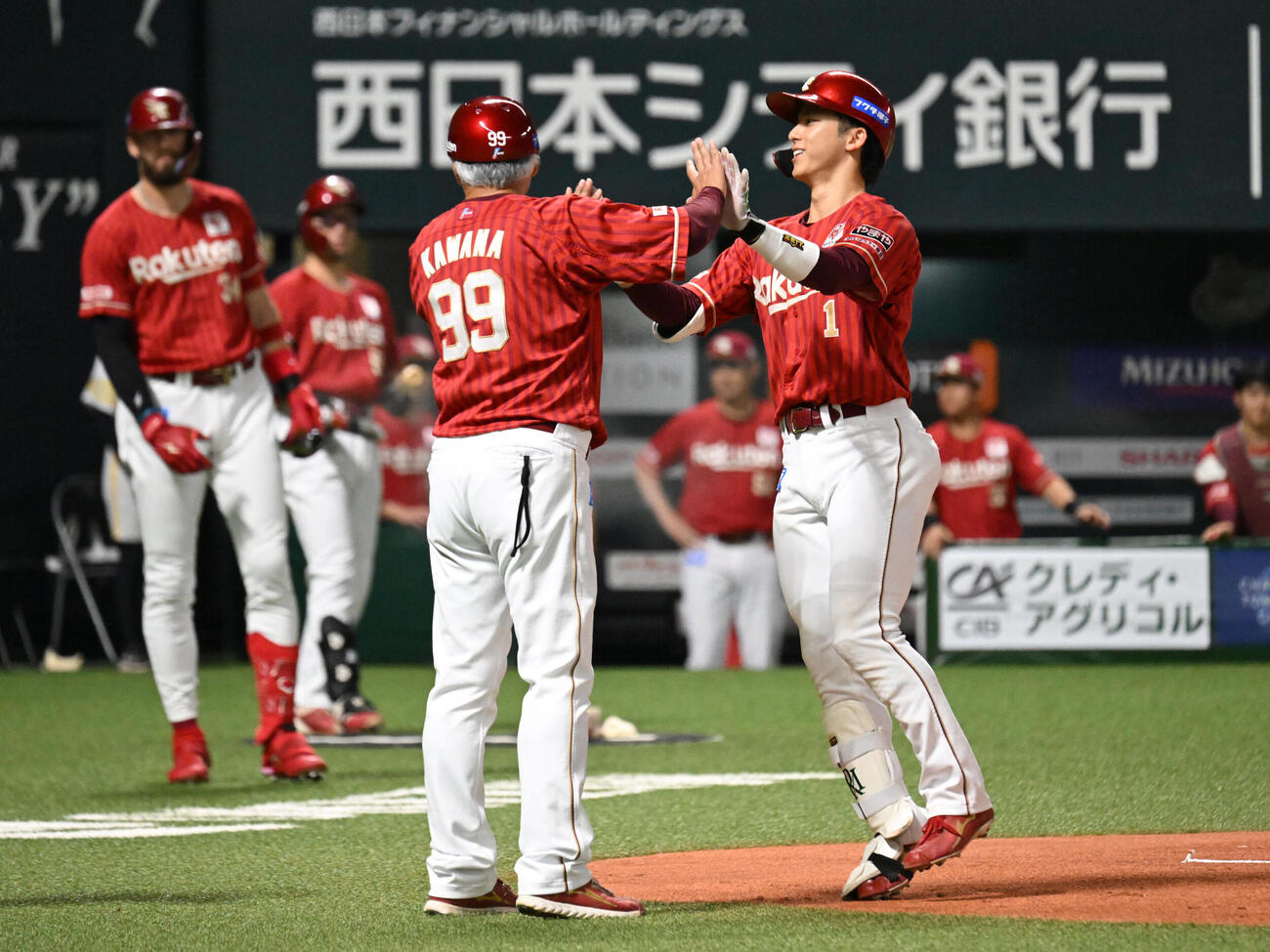 ソフトバンク対楽天　1回表楽天1死一塁、宗山塁（右）は先制2点本塁打を放ちタッチを交わす（撮影・林敢治）