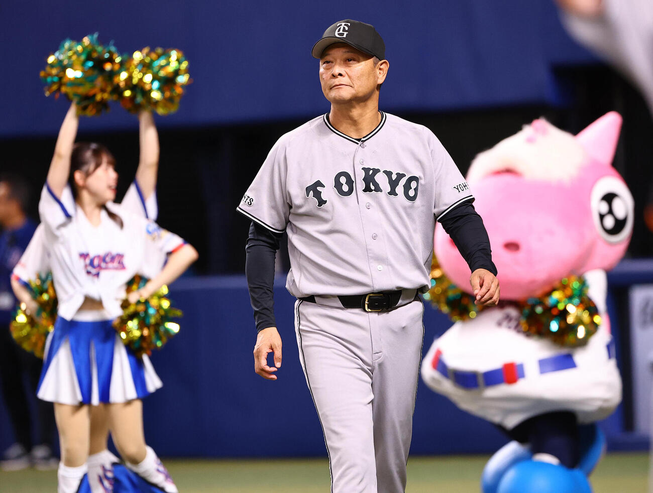中日対巨人　選手交代を告げた橋上秀樹監督代行（撮影・上田博志）