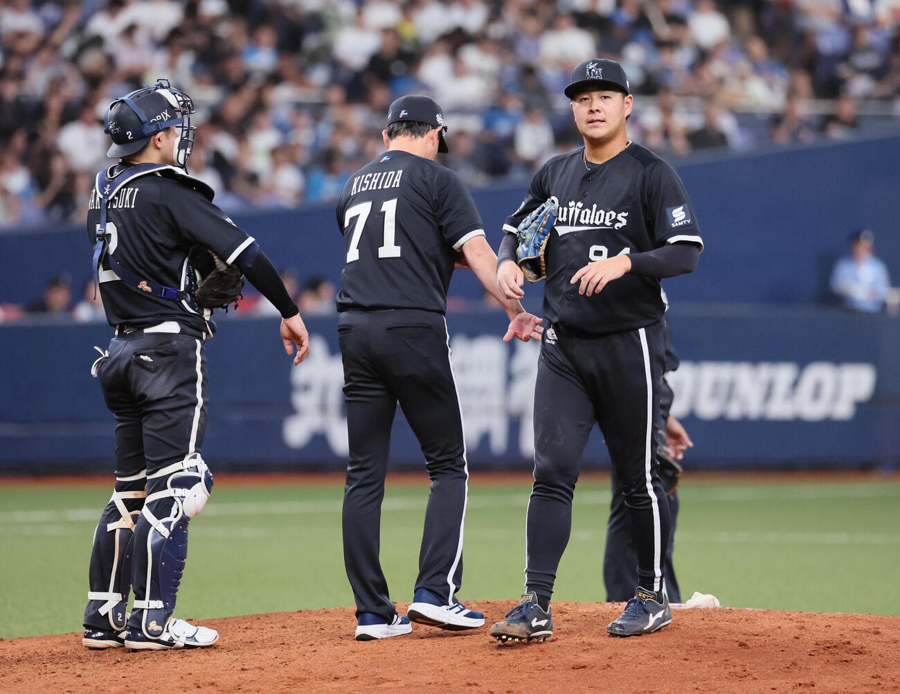 オリックス対日本ハム　6回表日本ハム1死二、二塁、降板を告げられた川瀬堅斗（撮影・宮崎幸一）