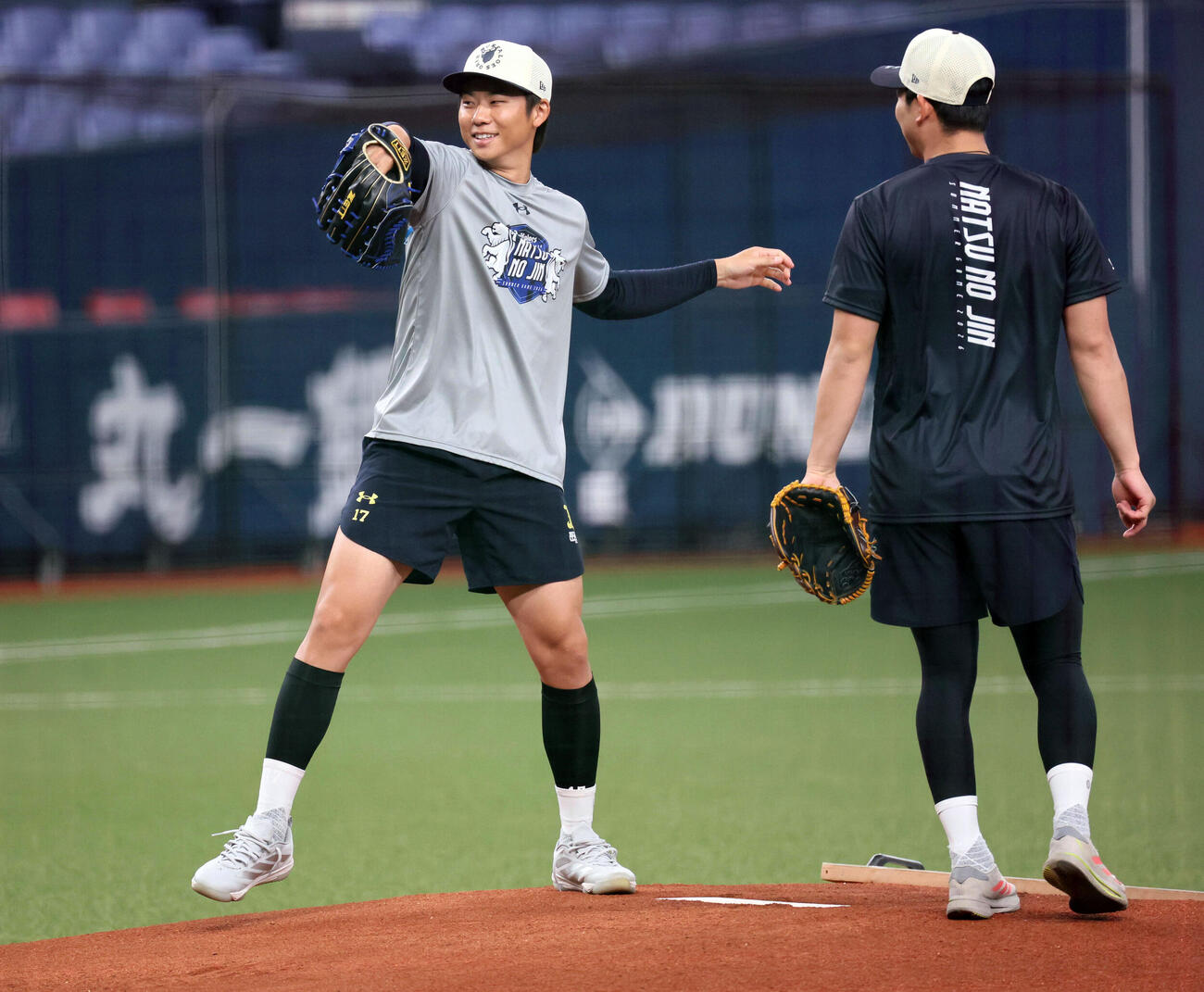 オリックス対日本ハム　マウンドでシャドーピッチングするオリックス曽谷龍平。右は椋木蓮（撮影・宮崎幸一）