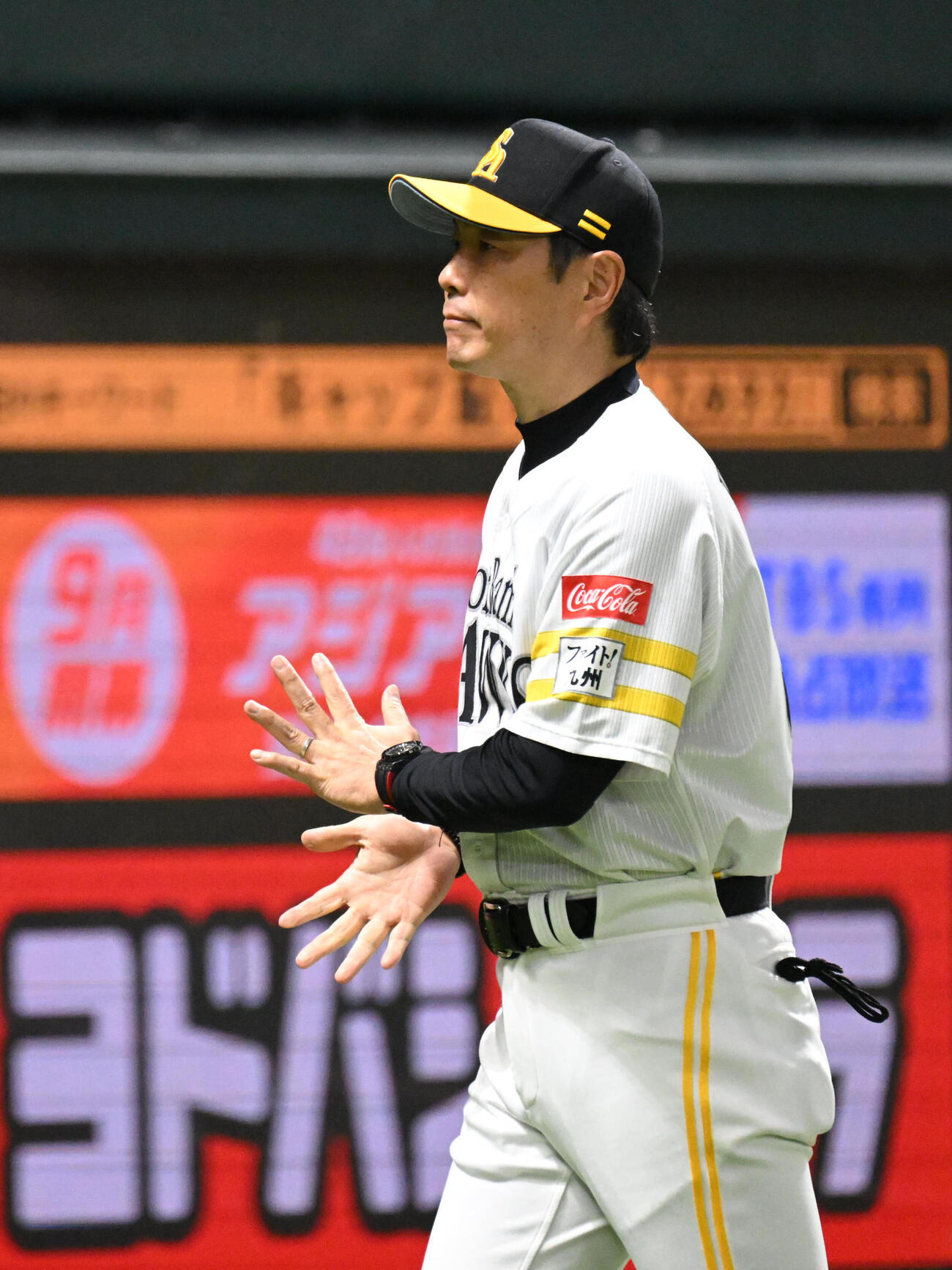 ソフトバンク対楽天　8回裏終了後、選手交代を告げベンチに戻る小久保裕紀監督（撮影・林敢治）