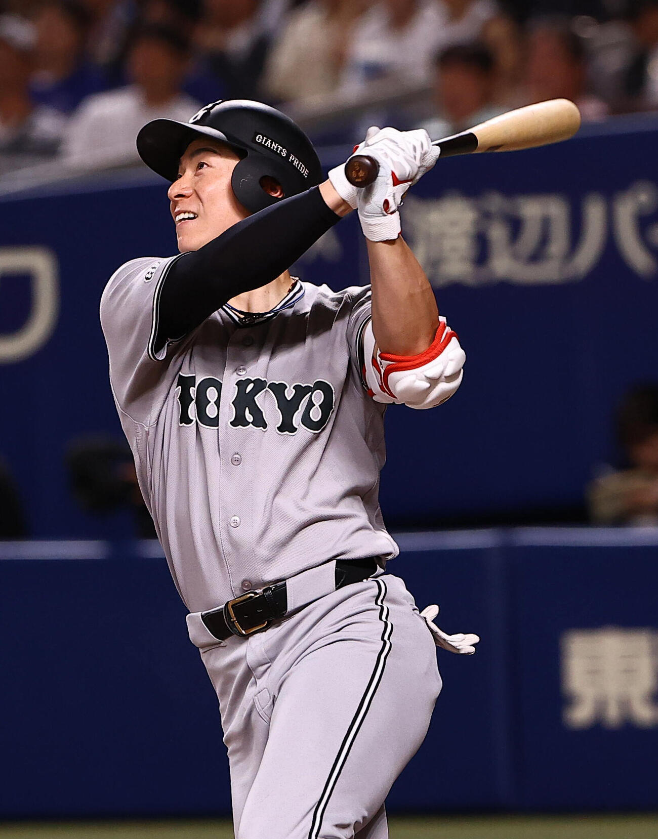 中日対巨人　8回表巨人2死一塁、松本剛は2点本塁打を放つ（撮影・上田博志）