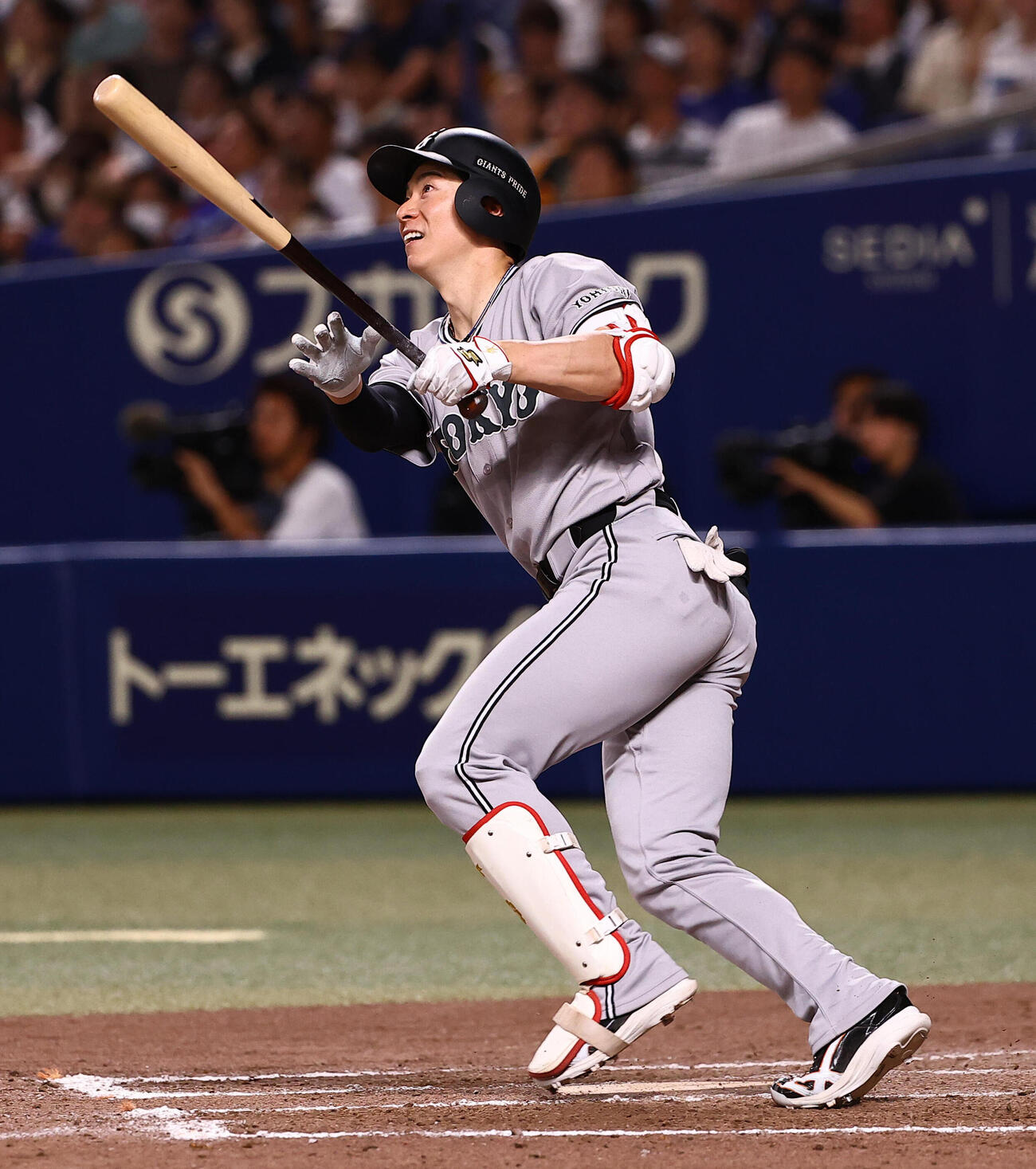 中日対巨人　8回表巨人2死一塁、松本剛は2点本塁打を放つ（撮影・上田博志）