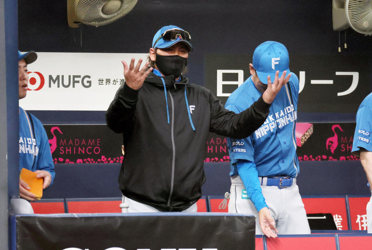 オリックス対日本ハム　オリックスに大勝して手をたたく日本ハム新庄剛志監督（撮影・宮崎幸一）