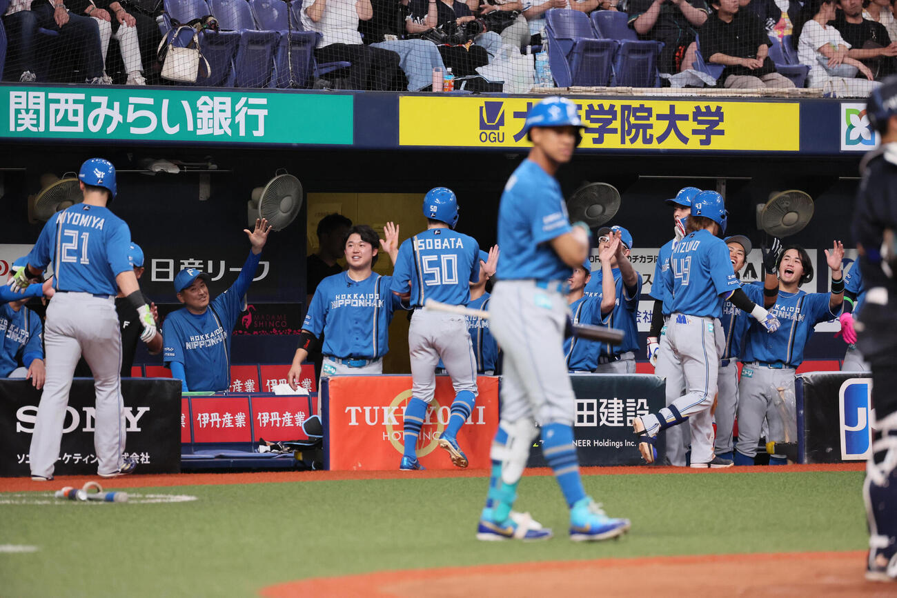 オリックス対日本ハム　8回表日本ハム1死一、二塁、水野達稀（右）は3点本塁打を放ちナインに迎えられる（撮影・宮崎幸一）