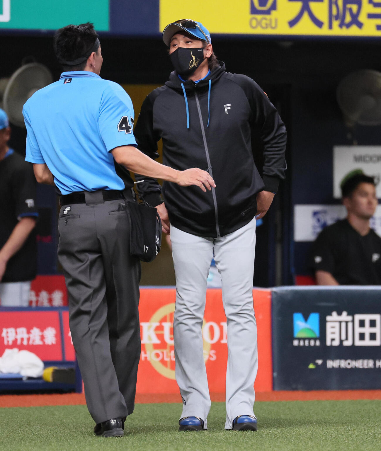 オリックス対日本ハム　6回裏オリックス2死二、三塁、日本ハム新庄剛志監督はバッテリーの交代を告げる（撮影・宮崎幸一）