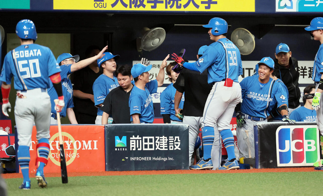 オリックス対日本ハム　8回表日本ハム無死満塁、有薗直輝は3点適時二塁打を放ち、代走を送られナインに迎えられる（撮影・宮崎幸一）