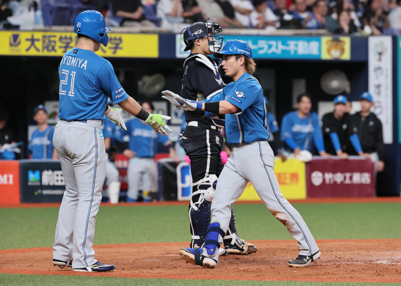 オリックス対日本ハム　8回表日本ハム1死一、二塁、水野達稀は3点本塁打を放ち清宮幸太郎（左）に迎えられる（撮影・宮崎幸一）