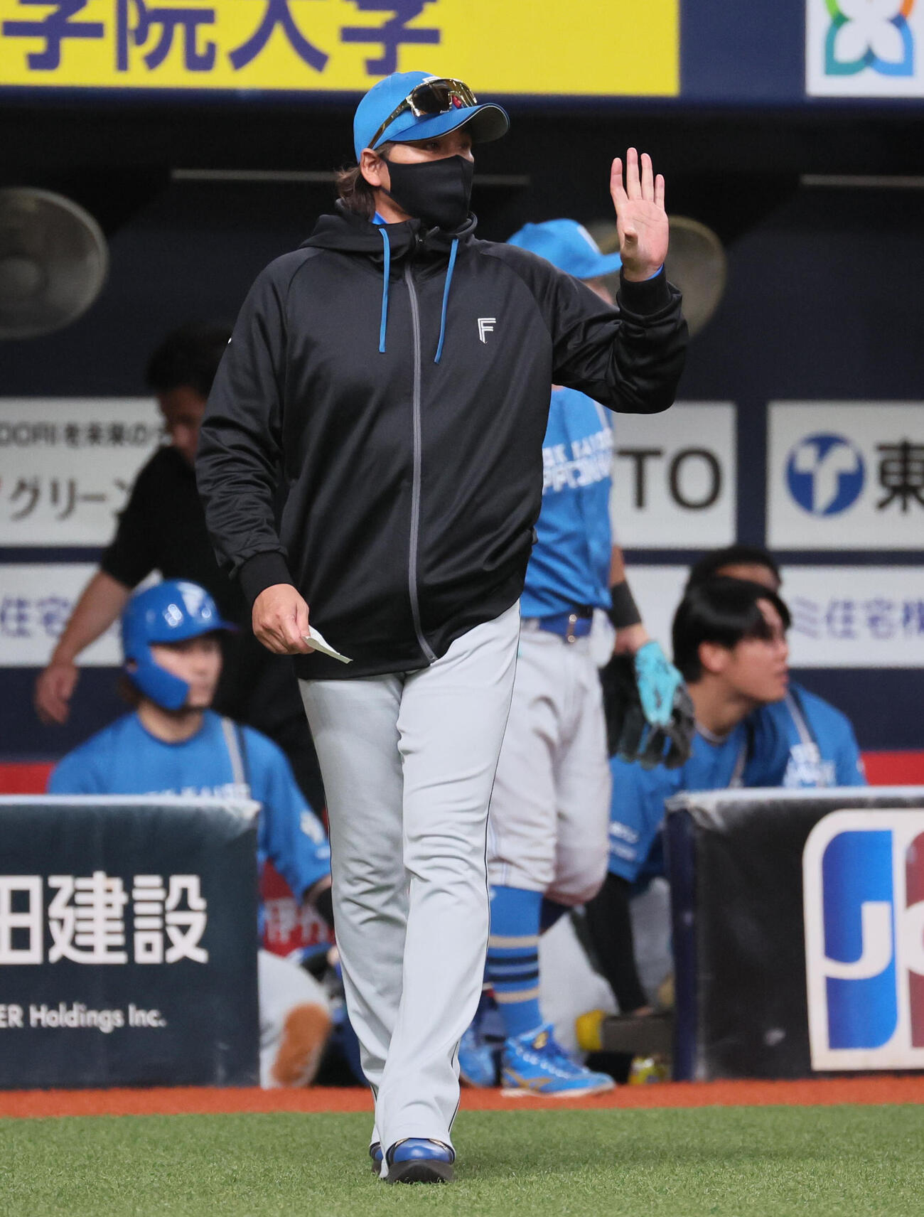 オリックス対日本ハム　6回表日本ハム攻撃終了、交代を告げる日本ハム新庄剛志監督（撮影・宮崎幸一）