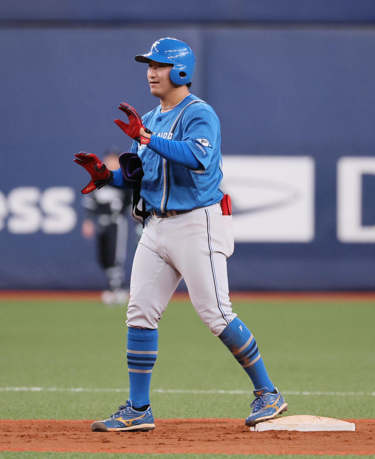 オリックス対日本ハム　8回表日本ハム無死満塁、有薗直輝は3点適時二塁打を放つ（撮影・宮崎幸一）