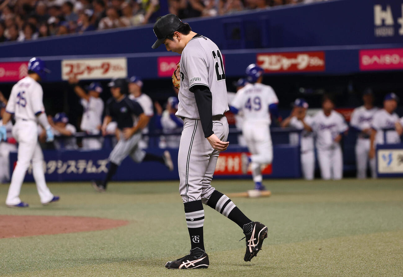 中日対巨人　3回裏中日2死一、二塁、福永裕基に適時打を浴びた竹丸和幸（中央）は加藤匠馬の生還を許し8失点となる（撮影・上田博志）