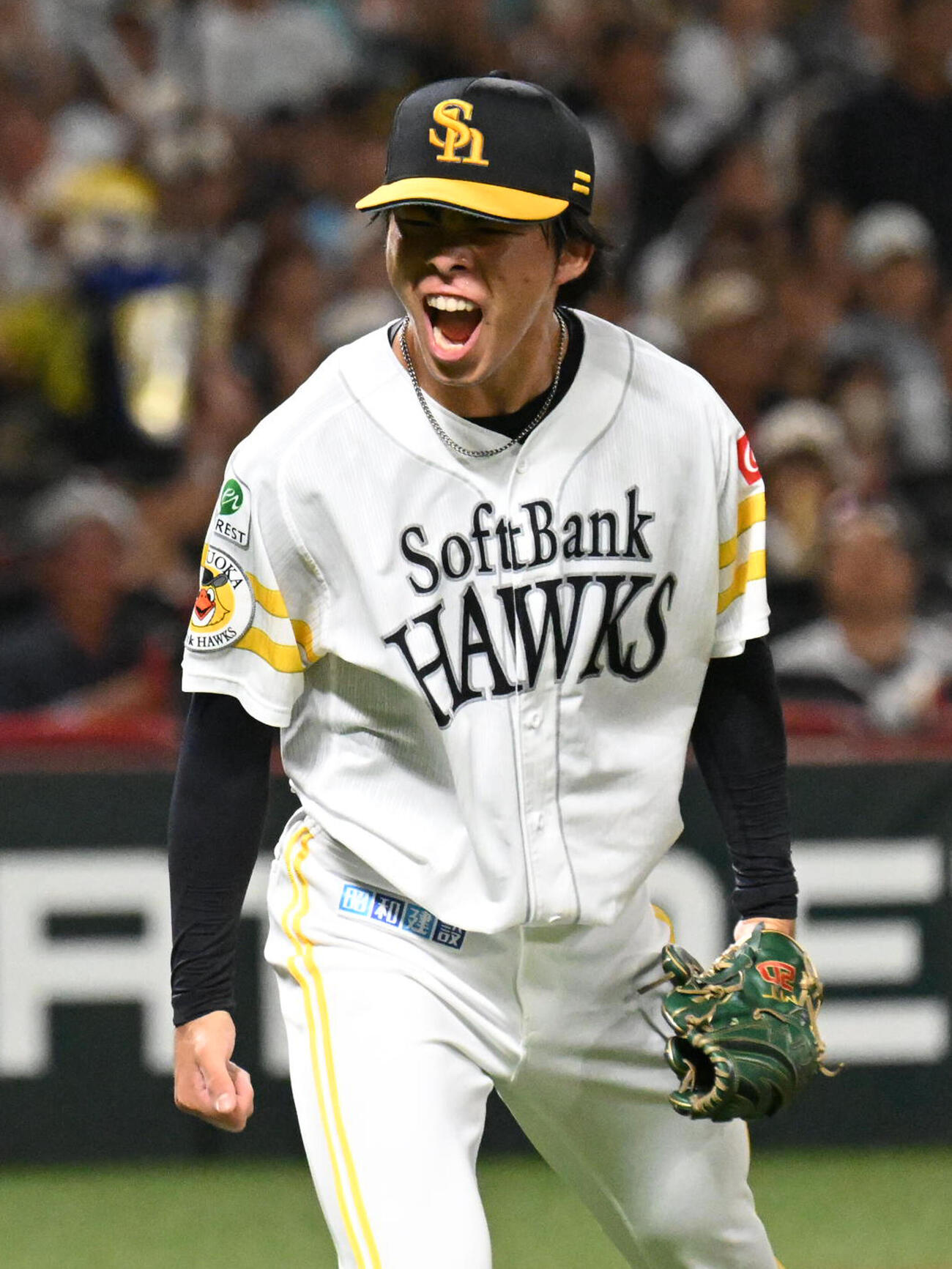 ソフトバンク対楽天　8回表楽天2死一、二塁、打者YG安田を三振に仕留め雄たけびをあげる村上泰斗（撮影・林敢治）
