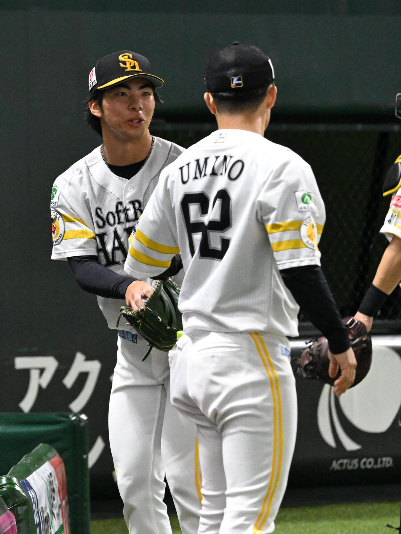 ソフトバンク対楽天　8回表終了後、海野隆司（右）からボールを受け取る村上泰斗（撮影・林敢治）