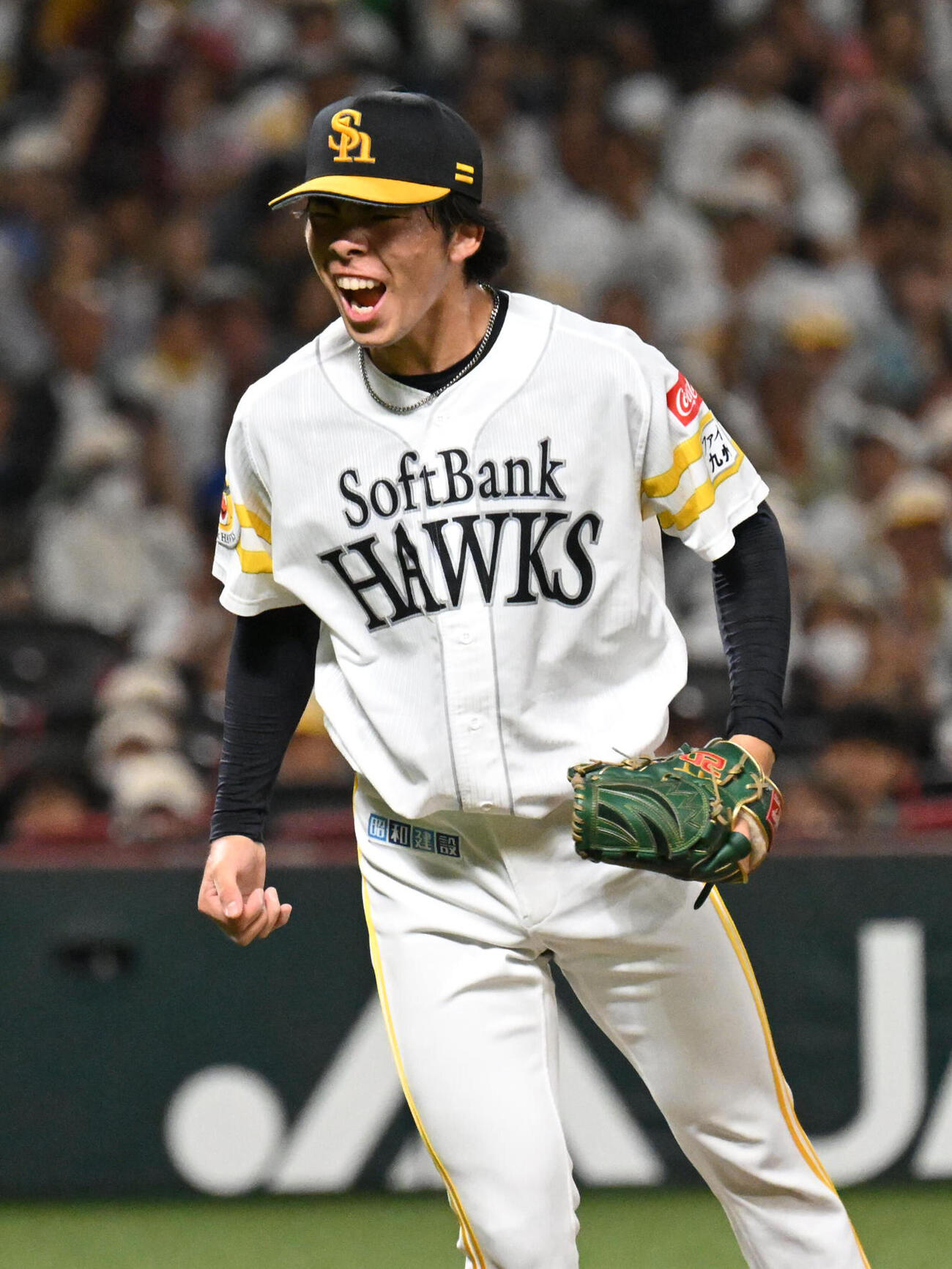 ソフトバンク対楽天　8回表楽天2死一、二塁、打者YG安田を三振に仕留め雄たけびをあげる村上泰斗（撮影・林敢治）