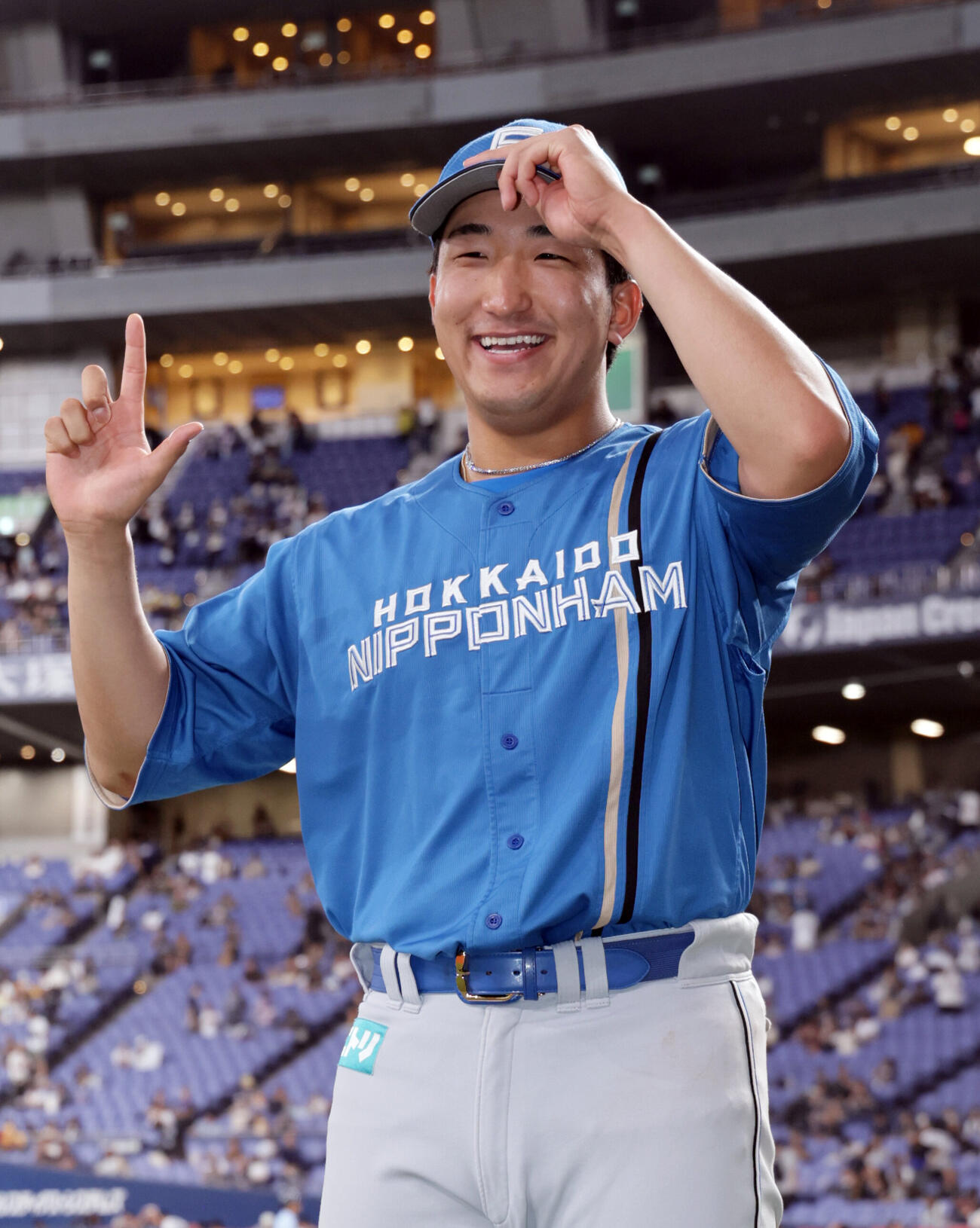 オリックス対日本ハム　ヒーローインタビューを終えてDOMIれ！ポーズを決める有薗直輝（撮影・宮崎幸一）