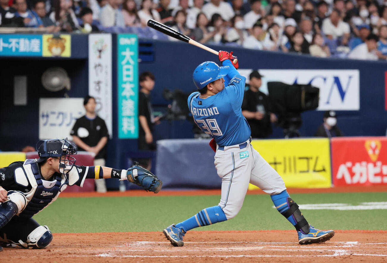 オリックス対日本ハム　8回表日本ハム無死満塁、有薗直輝は3点適時二塁打を放つ（撮影・宮崎幸一）