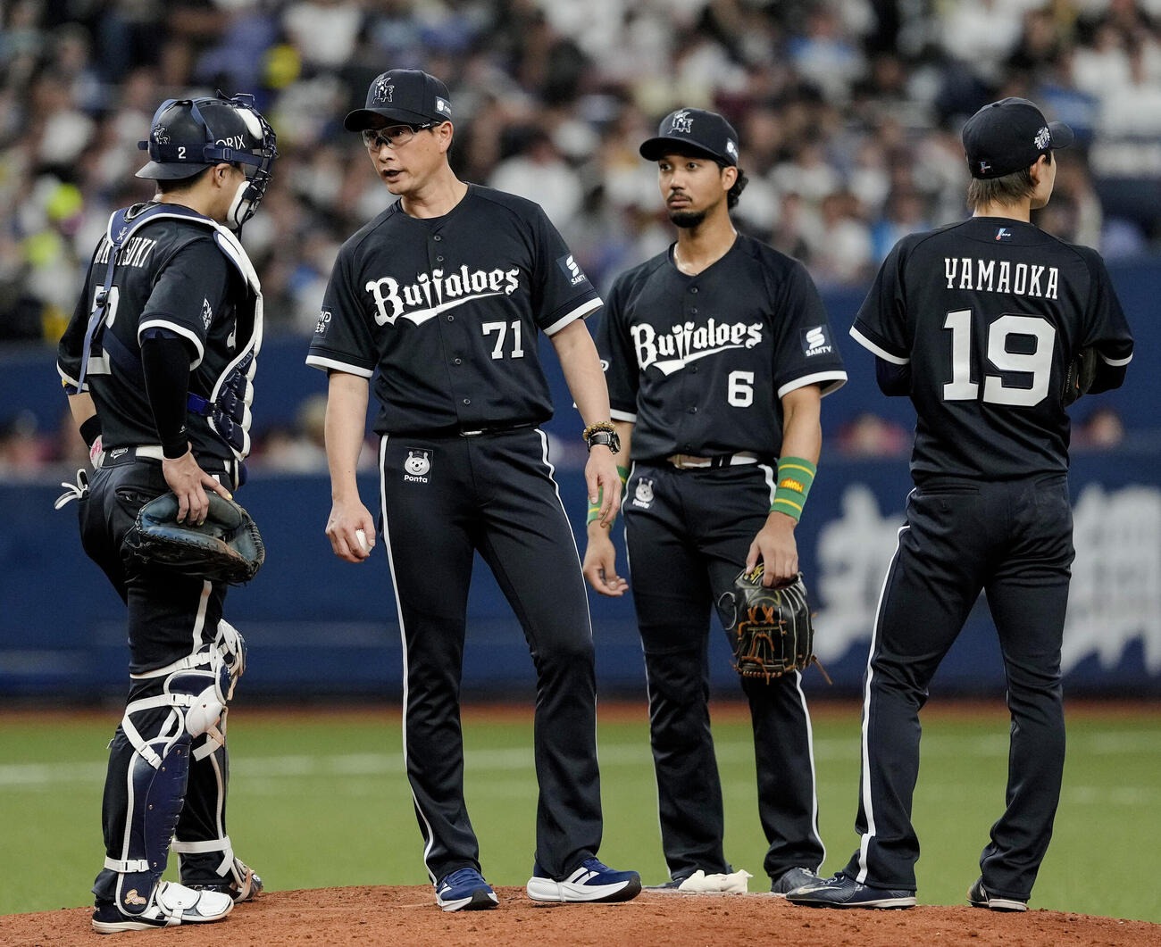 8回、追加点を許したオリックス4番手の山岡（19）と岸田監督（左から2人目）ら＝京セラドーム（共同）