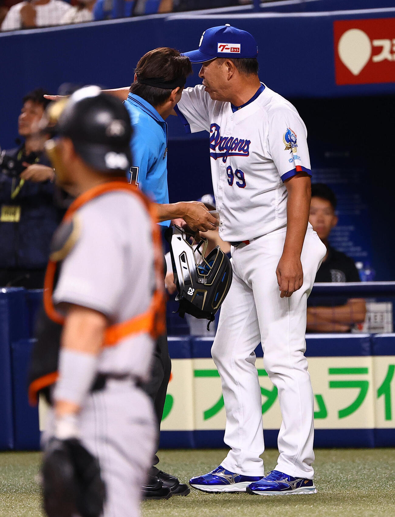 中日対巨人　1回裏中日1死、死球を受けた村松開人に代走を送る井上一樹監督（撮影・上田博志）