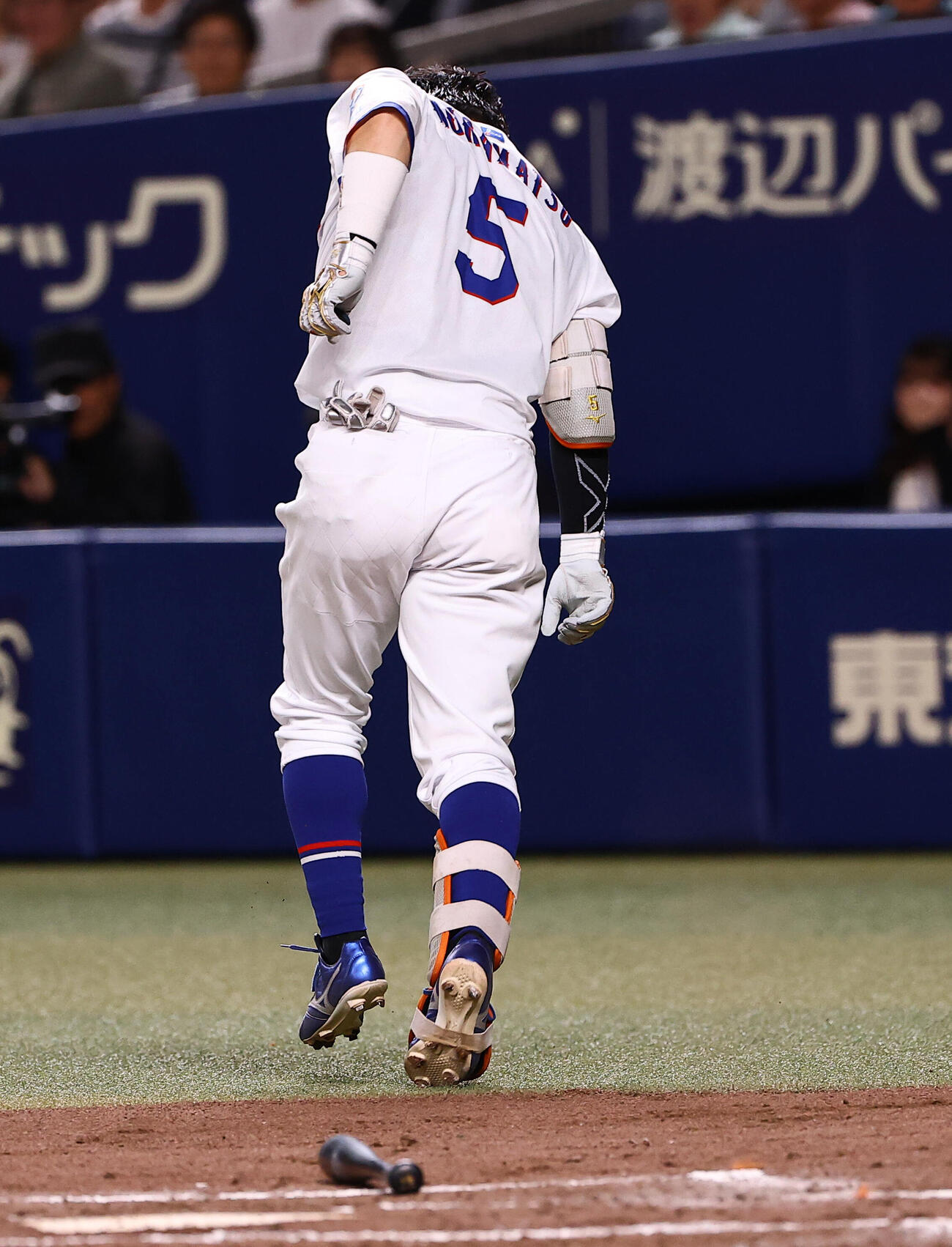 中日対巨人　1回裏中日1死、村松開人は死球を受ける（撮影・上田博志）