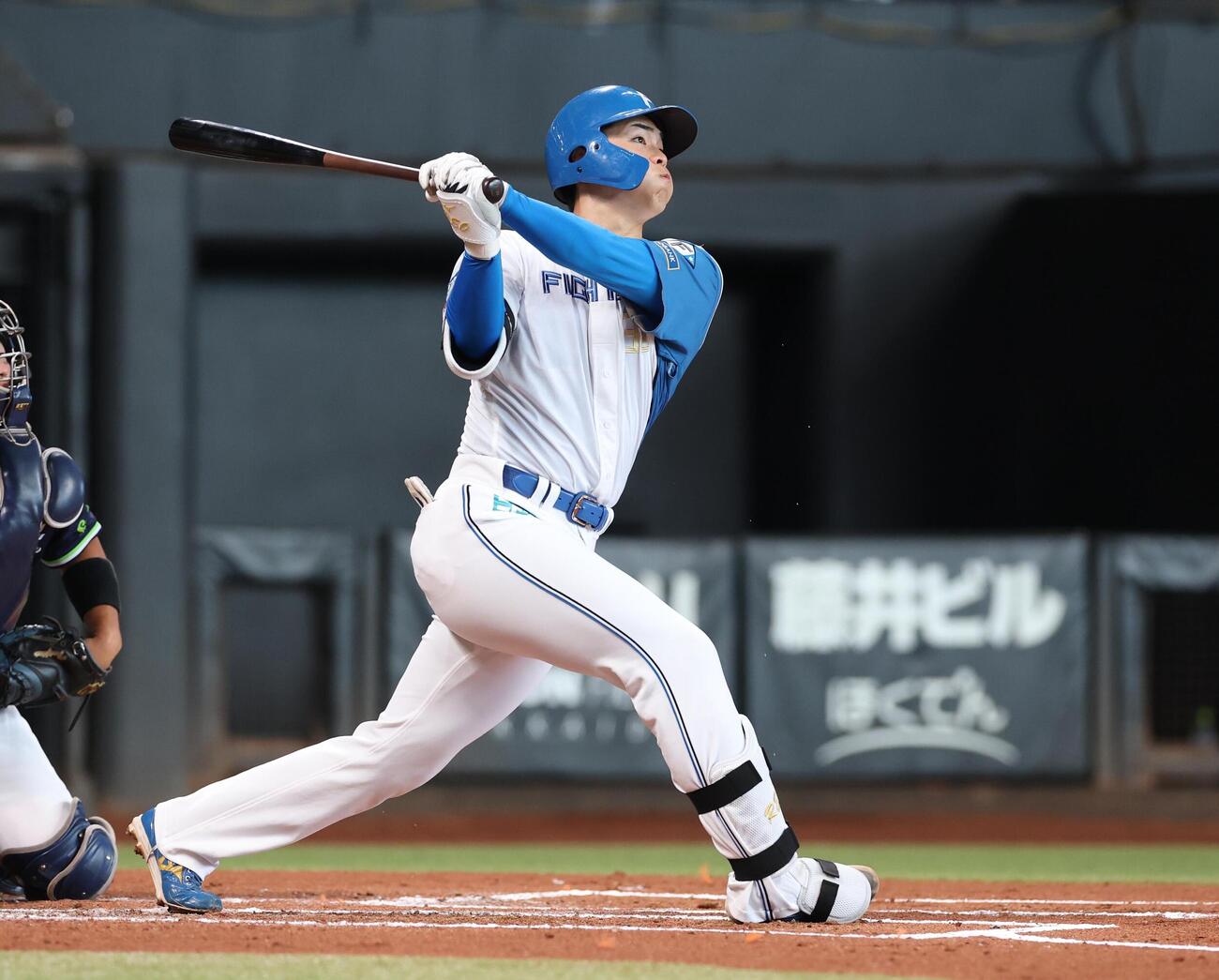日本ハム対ヤクルト　1回裏日本ハム2死一、三塁、3点本塁打を放つ柴田獅子（撮影・黒川智章）