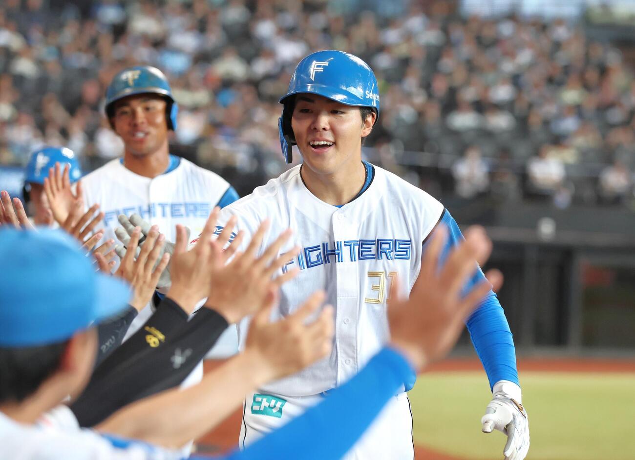 日本ハム対ヤクルト　1回裏、3点本塁打を放ちナインに出迎えられる柴田獅子（撮影・黒川智章）