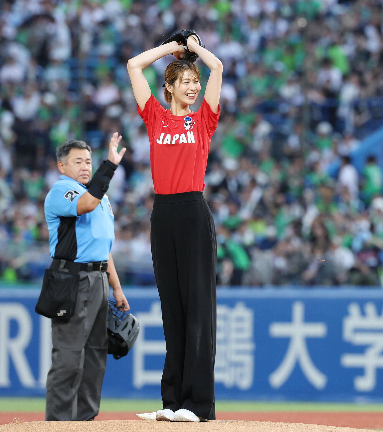 ヤクルト対DeNA　始球式を務める木村沙織さん（撮影・宮地輝）