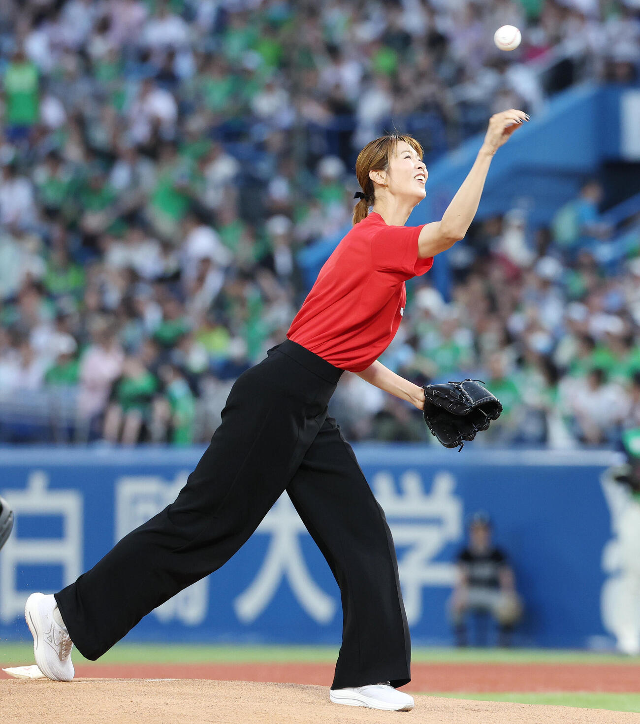 ヤクルト対DeNA　始球式を務める木村沙織さん（撮影・宮地輝）