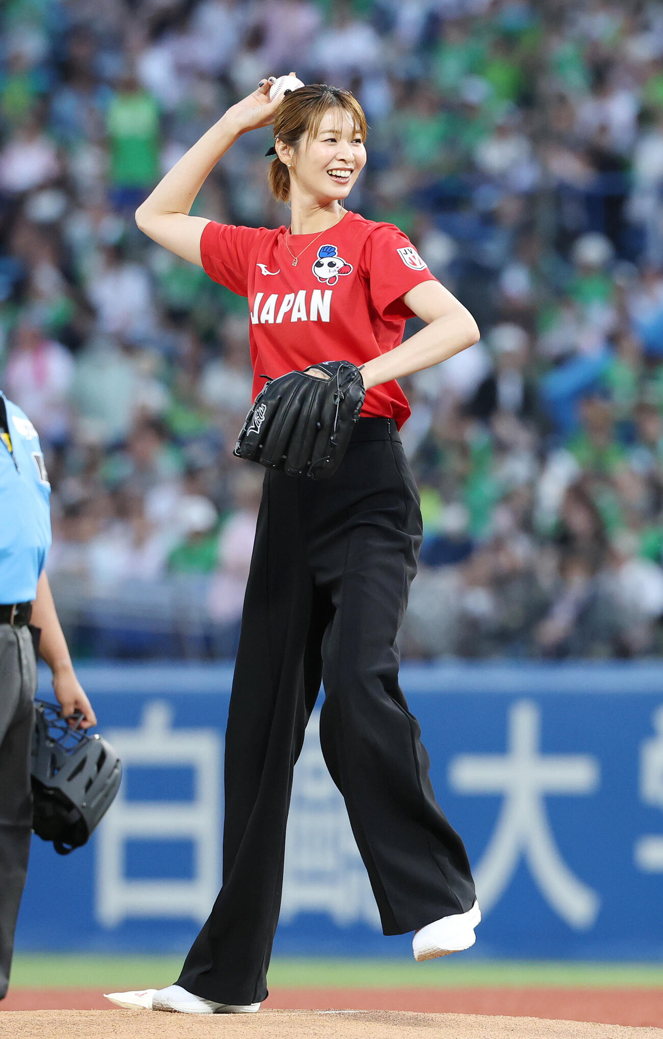 ヤクルト対DeNA　始球式を務める木村沙織さん（撮影・宮地輝）