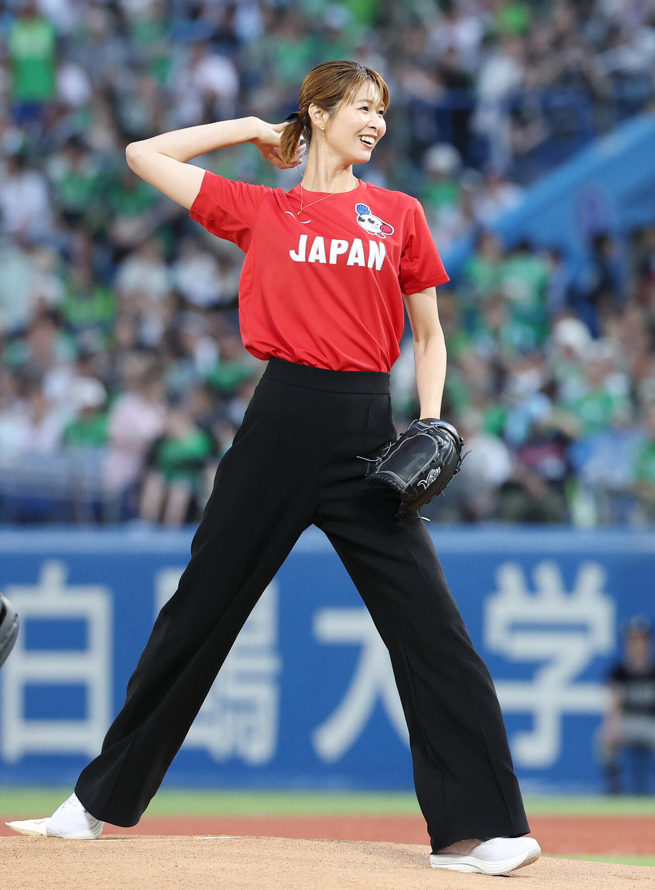 ヤクルト対DeNA　始球式を務める木村沙織さん（撮影・宮地輝）
