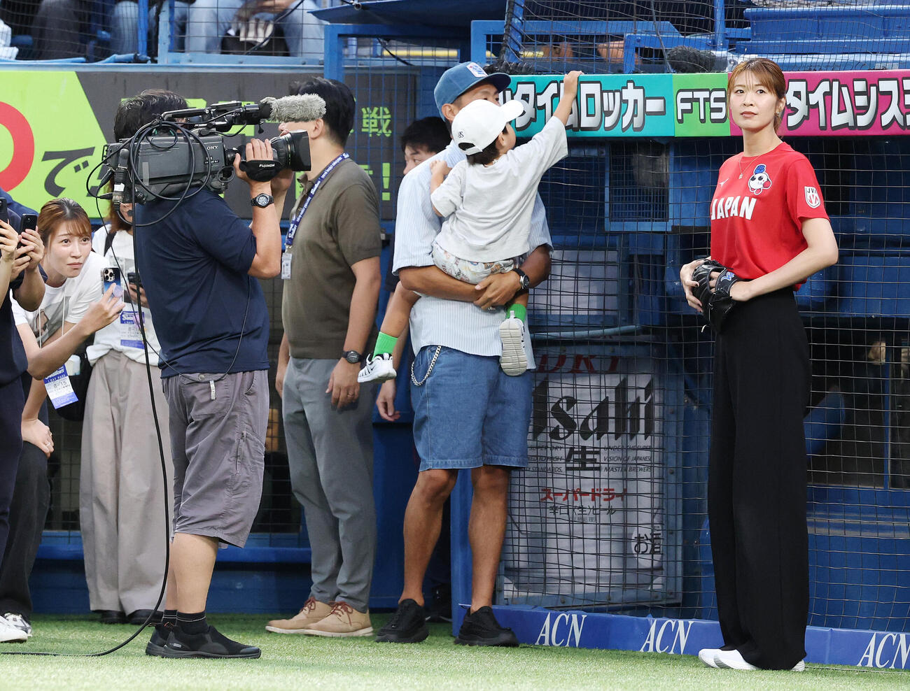ヤクルト対DeNA　始球式を務める木村沙織さん（撮影・宮地輝）