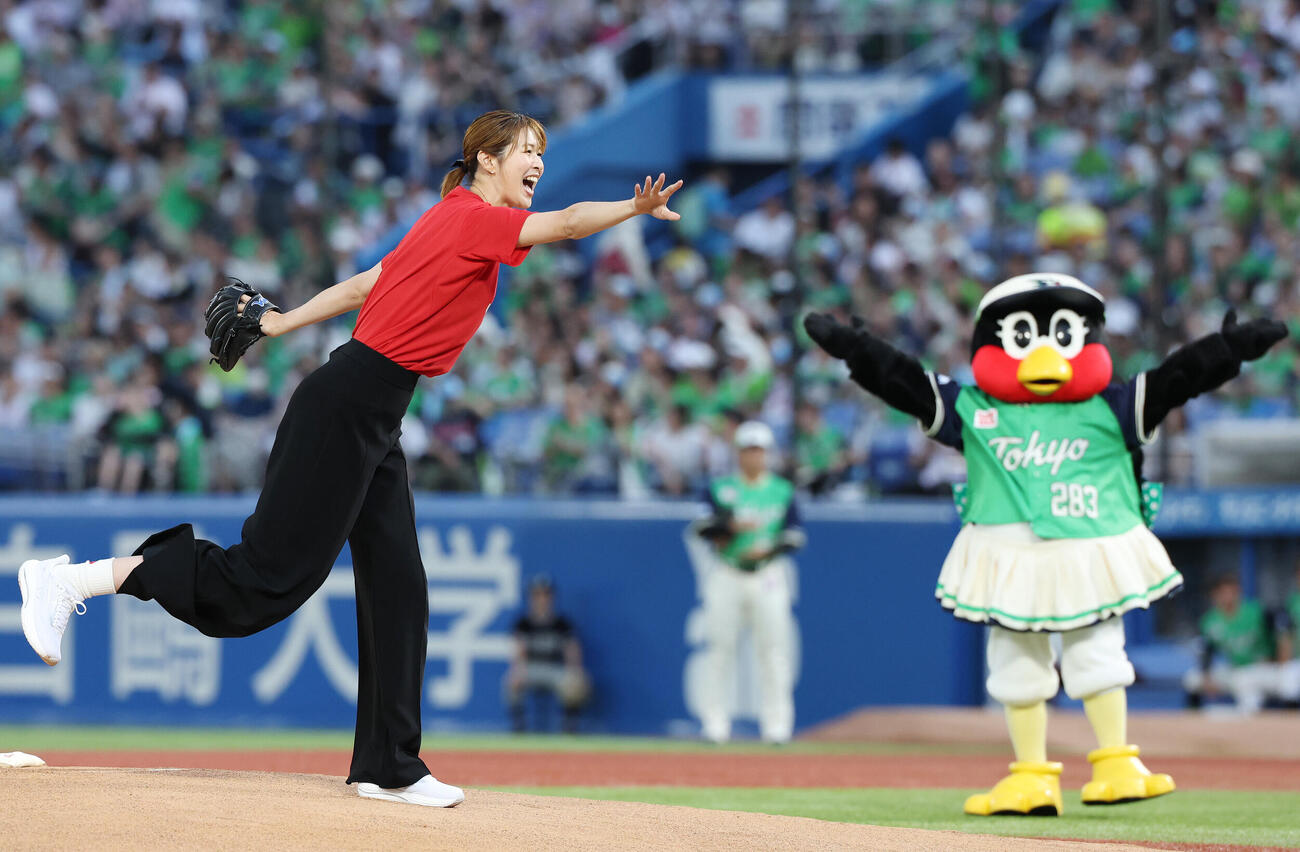 ヤクルト対DeNA　始球式を務める木村沙織さん（撮影・宮地輝）