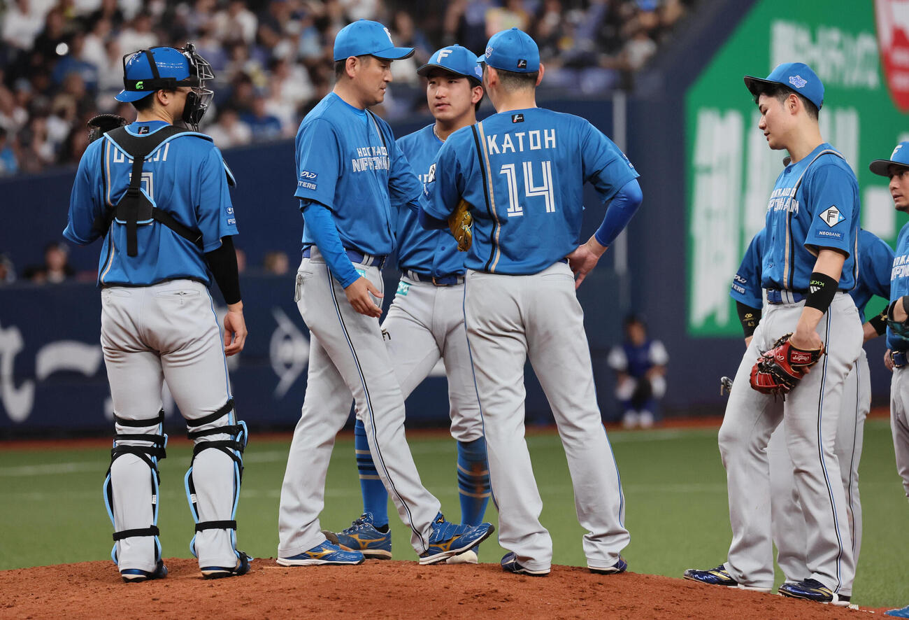 オリックス対日本ハム　6回裏オリックス2死二、三塁、バッテリー交代となった日本ハム郡司裕也（左）と加藤貴之（中央）（撮影・宮崎幸一）