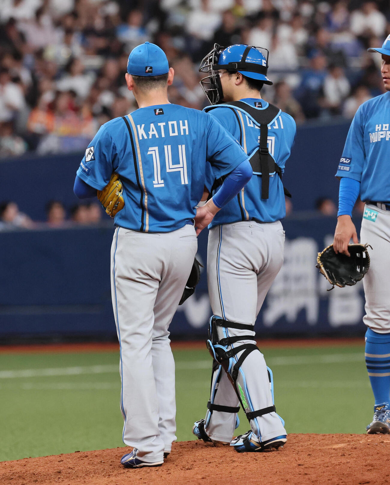 オリックス対日本ハム　6回裏オリックス2死二、三塁、バッテリー交代となった日本ハム郡司裕也（左）と加藤貴之（撮影・宮崎幸一）