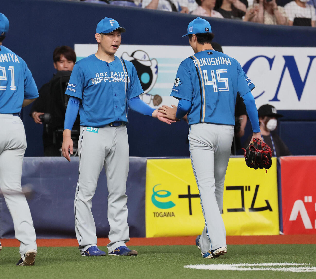 オリックス対日本ハム　6回裏オリックス攻撃終了、加藤貴之（左）は福島蓮を迎える（撮影・宮崎幸一）