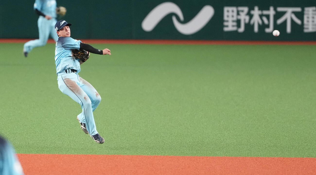 西武対ロッテ　6回表ロッテ無死、山口航輝の二ゴロをさばく滝沢夏央（撮影・たえ見朱実）