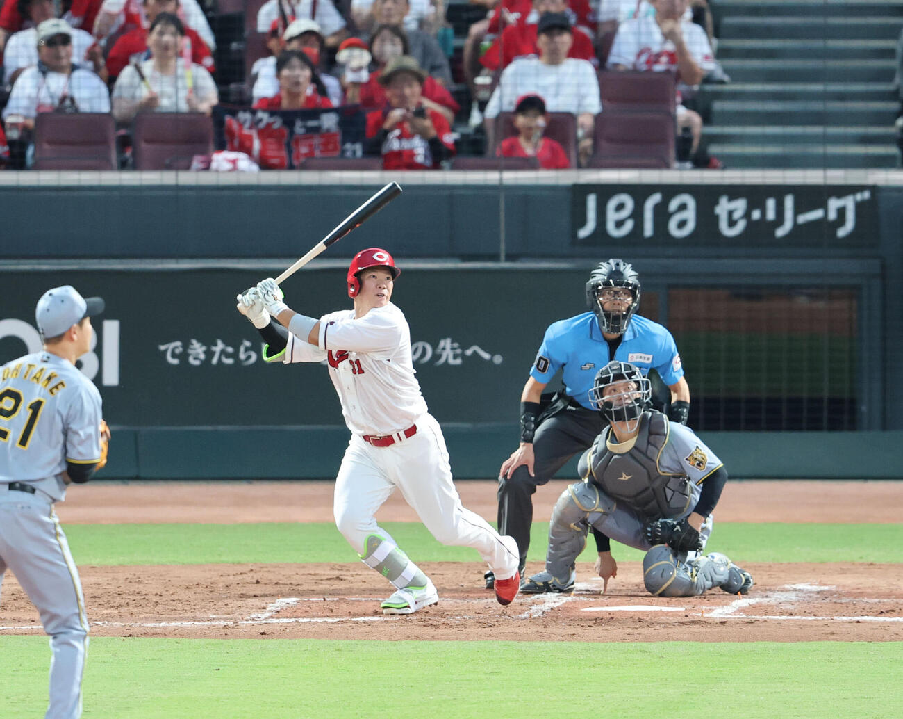 広島対阪神　3回裏広島2死三塁、坂倉将吾は左前に勝ち越し適時打を放つ（撮影・梅根麻紀）