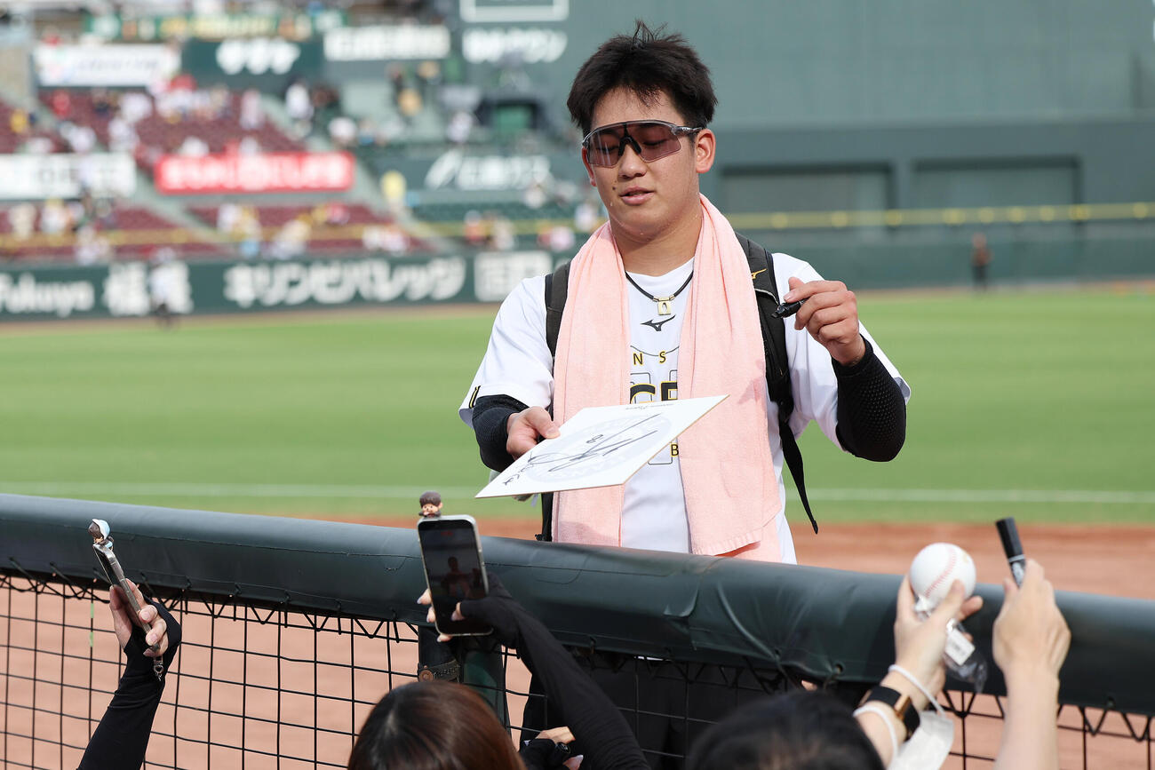 広島対阪神　ファンにサインする阪神伊原陵人（撮影・前田充）