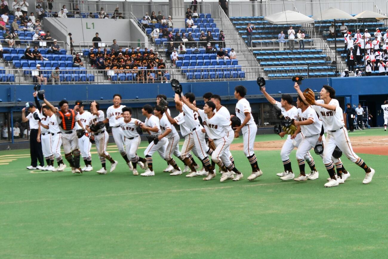 決勝進出を決めた多摩川ボーイズは応援席に向かってガッツポーズ