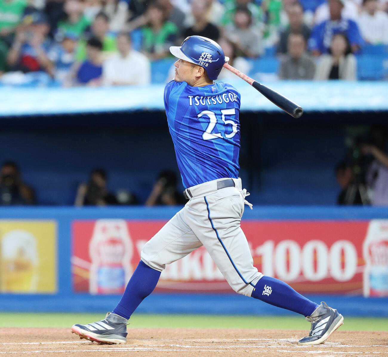 ヤクルト対DeNA 1回表DeNA無死一、二塁、3点本塁打を放つ筒香嘉智（撮影・宮地輝）