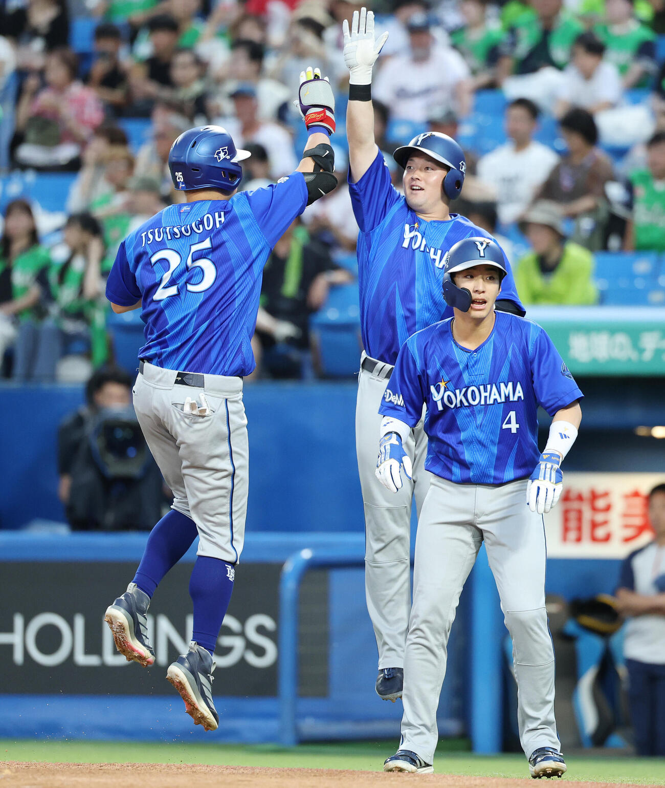 ヤクルト対DeNA 1回表DeNA無死一、二塁、3点本塁打を放った筒香嘉智（左）とハイタッチする牧秀悟。右は度会隆輝（撮影・宮地輝）