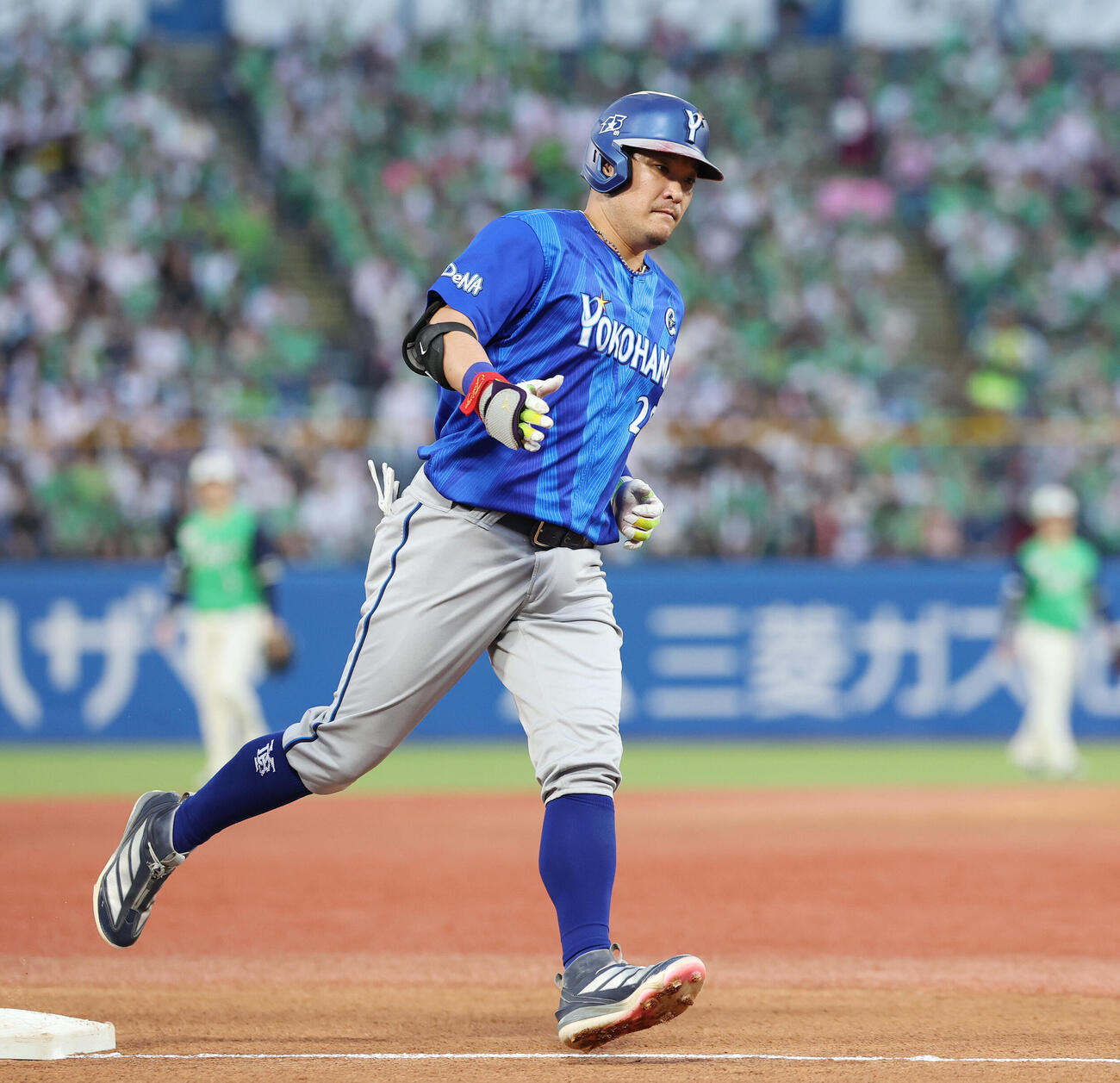 ヤクルト対DeNA 1回表DeNA無死一、二塁、3点本塁打を放ちダイヤモンドを一周する筒香嘉智（撮影・宮地輝）